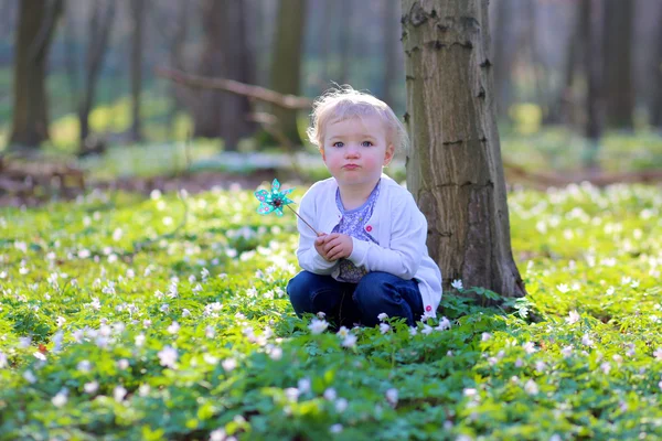 Fille dans la forêt tenant pinwheel jouet — Photo