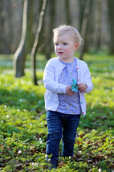 Barn flicka som leker i skogen — Stockfoto