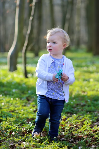 Batole dívka hraje v lese — Stock fotografie