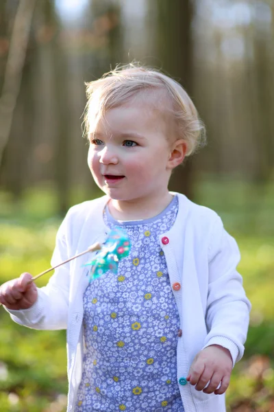 Barn flicka som leker i skogen — Stockfoto