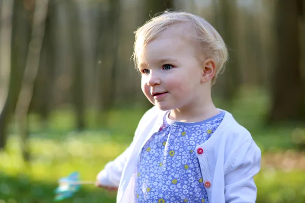 Ragazza bambino che gioca nella foresta — Foto Stock