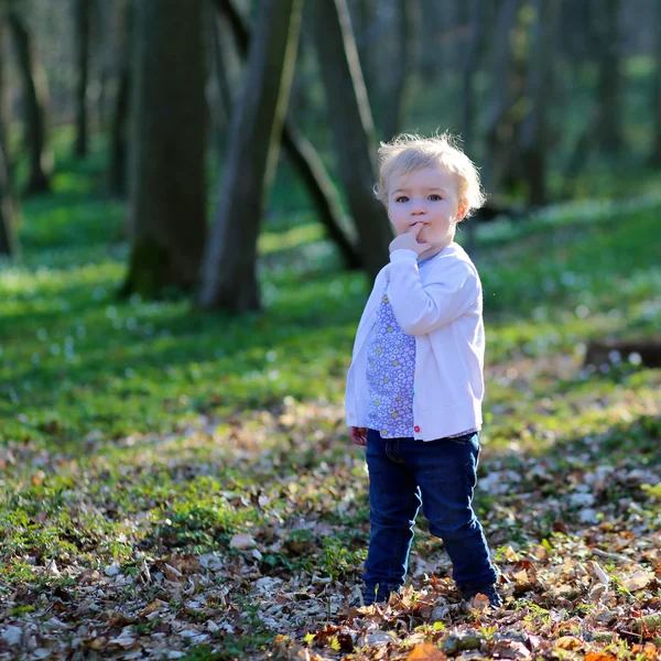 Maluch dziewczyna bawi sie w lesie, wiosna — Zdjęcie stockowe