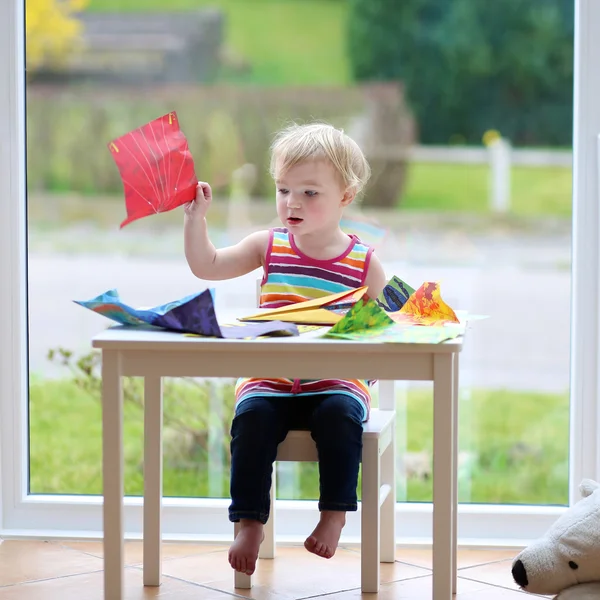 Menina criança fazendo aviões de papel — Fotografia de Stock