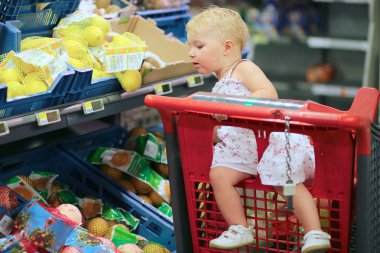 süpermarket kırmızı alışveriş sepeti oturuyor kız