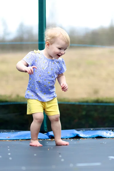 Chica saltando en trampolín en el jardín —  Fotos de Stock