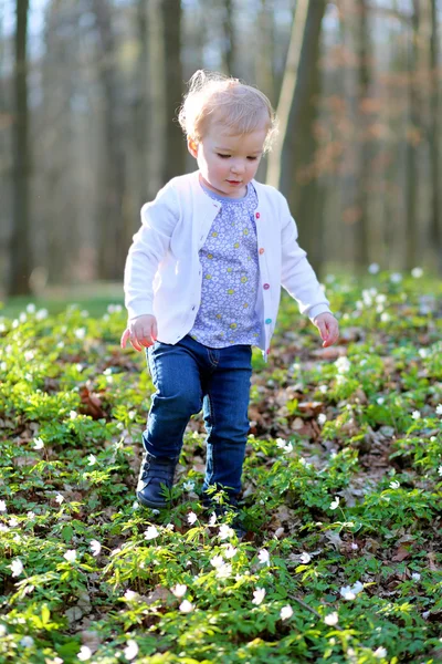 Menina jogando na floresta de primavera — Fotografia de Stock