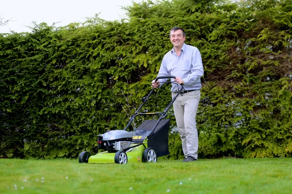 Man mowing the lawn in the backyard — Stock Photo, Image