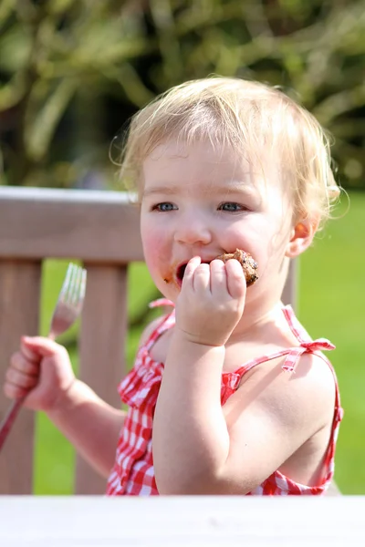 Divertido niño comiendo carne hecha en barbacoa —  Fotos de Stock