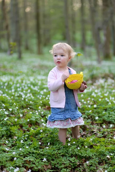 Adorable niño en un soleado día de Pascua — Foto de Stock