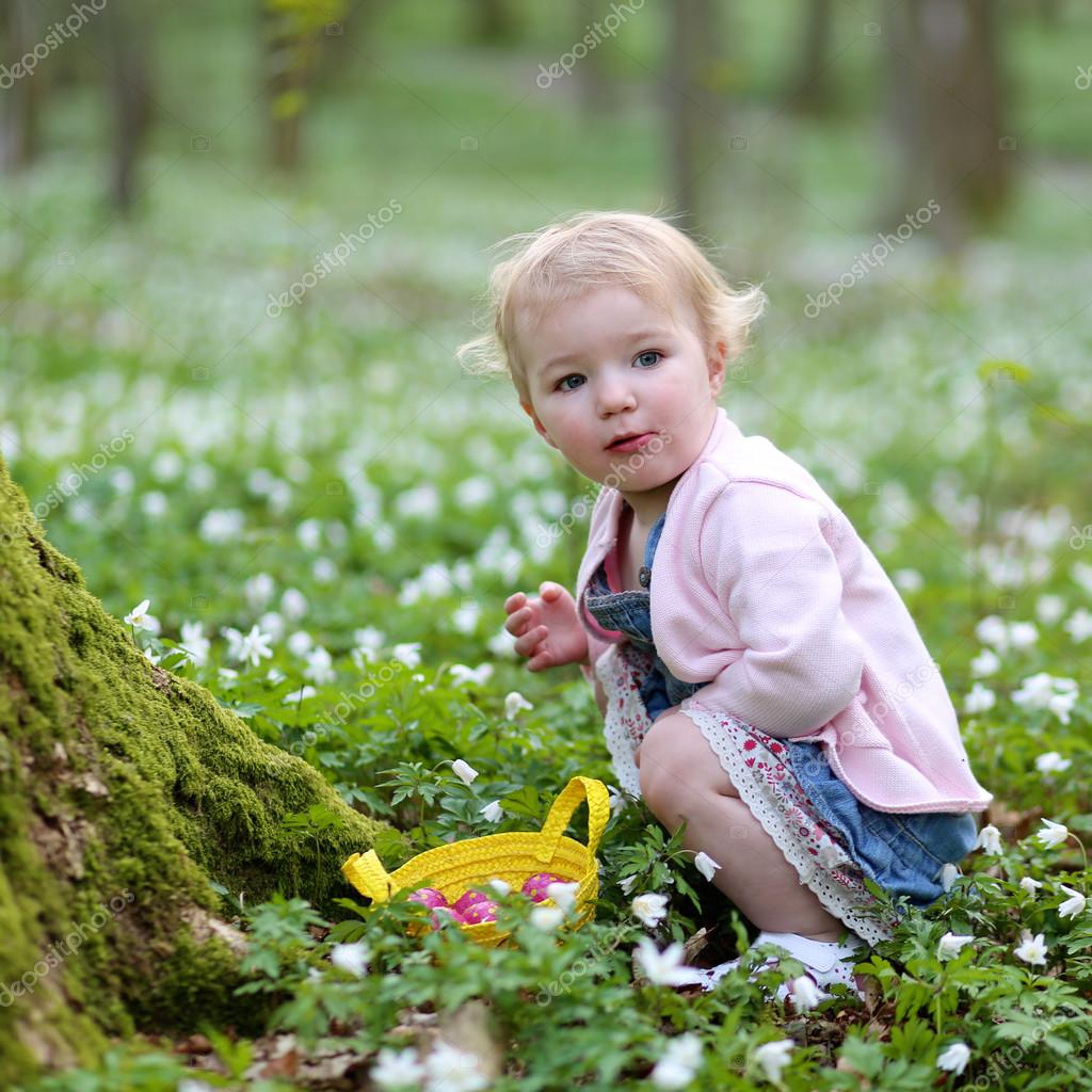 Yeme çikolata ve yumurta için avcılık kız — Stok Foto © CroMary 43659203