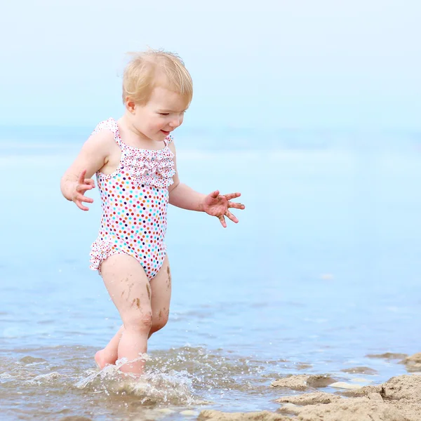 Šťastné batole dívka si hraje na pláži — Stock fotografie