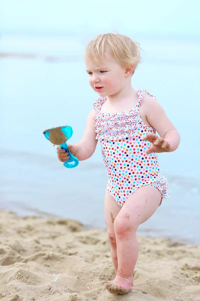 Happy toddler girl playing on the beach — Stock Photo, Image