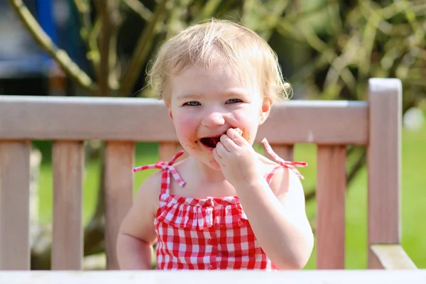 Gelukkig peuter meisje buiten eten van gegrild vlees — Stockfoto