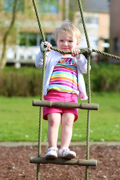 Glückliches kleines Mädchen auf dem Spielplatz — Stockfoto