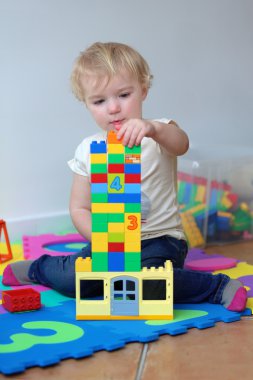 renkli plastik blokları ile oynarken sevimli bebek kız