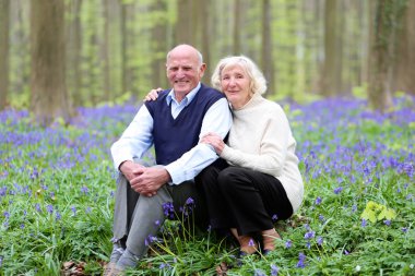 старший пара розслаблюючим у лісі