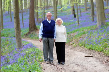 Ormanda yürüyen yaşlı çift.