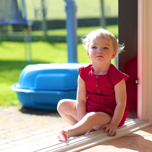 Toddler dziewczynka siedzi na tarasie — Zdjęcie stockowe