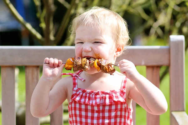 Kleinkind-Mädchen isst leckeres Fleisch — Stockfoto