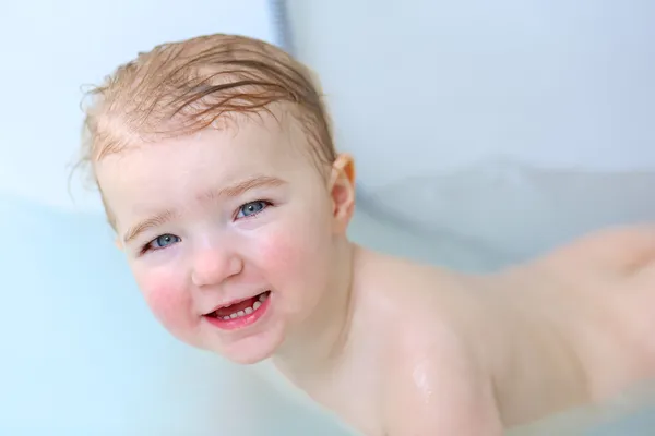 Mädchen mit Spaß in der Badewanne — Stockfoto