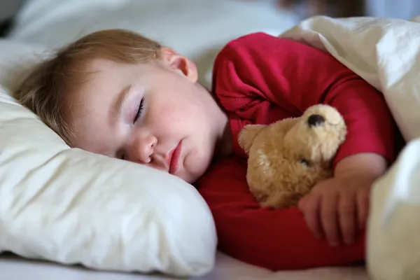 Κορίτσι μικρό παιδί που κοιμάται στο κρεβάτι — Φωτογραφία Αρχείου