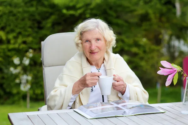 Senior mulher bebendo café — Fotografia de Stock