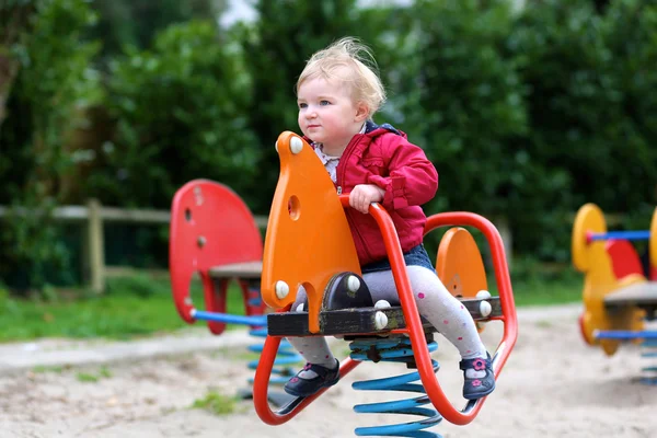 Niña montado en el caballo de primavera —  Fotos de Stock