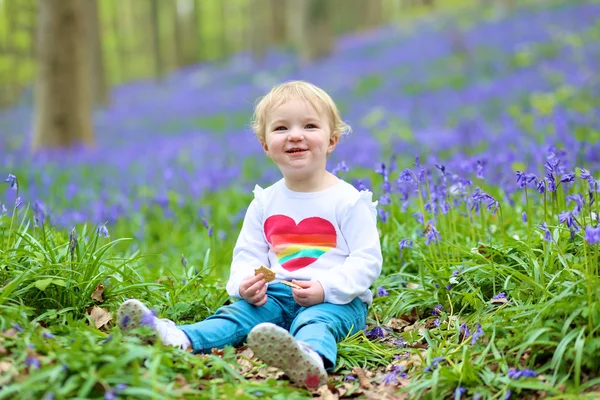 Girl relaxing in spring fores — Stock Photo, Image