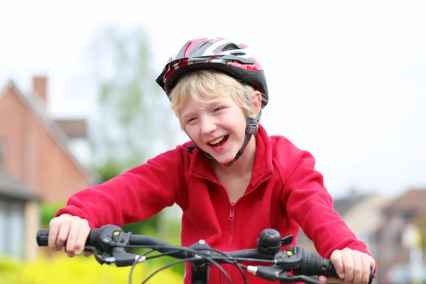 Skola pojke ridandes på sin cykel — Stockfoto