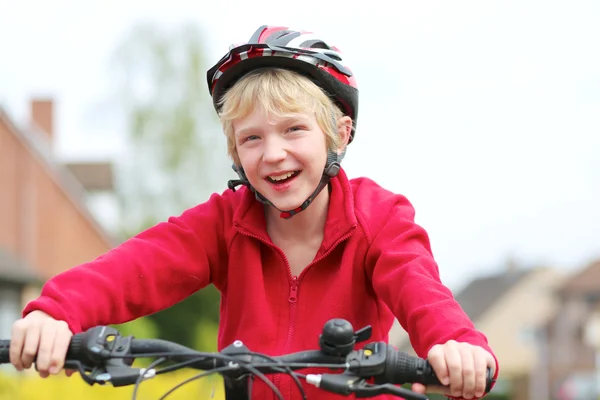 Écolier monter son vélo — Photo