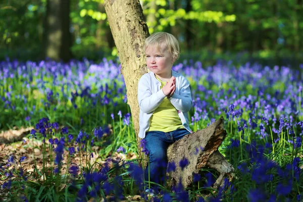 Toddler kızın rahatlatıcı bahar orman — Stok fotoğraf