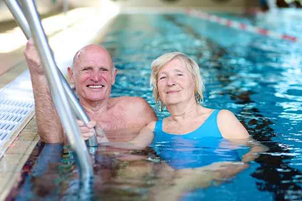 Seniorenpaar im Schwimmbad — Stockfoto