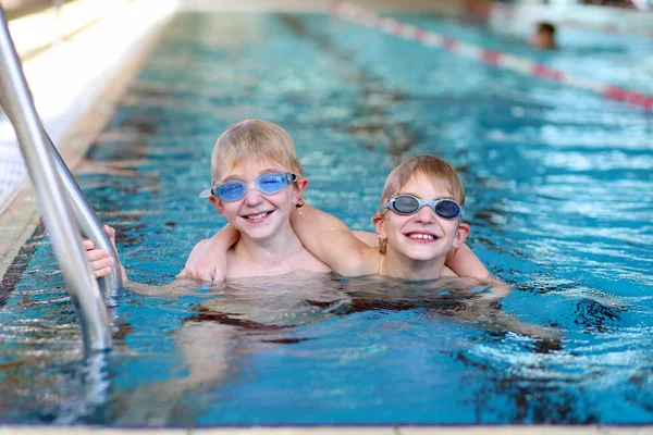 Tvillingpojkar har roligt i poolen — Stockfoto