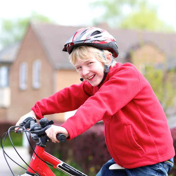 Chico montando su bicicleta — Foto de Stock
