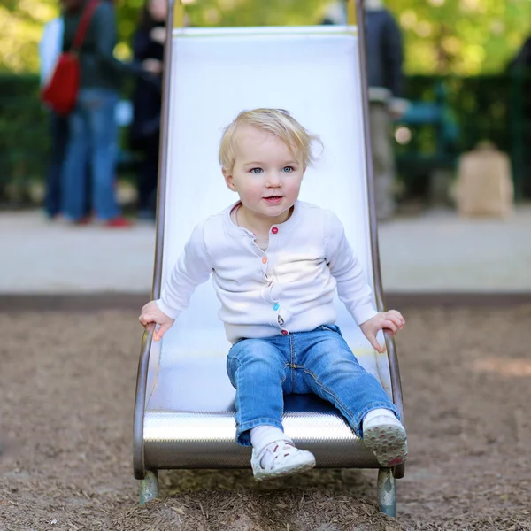 Kleinkind hat Spaß auf Spielplatz — Stockfoto