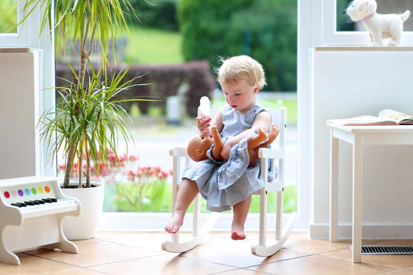 Mädchen spielt mit Puppe — Stockfoto