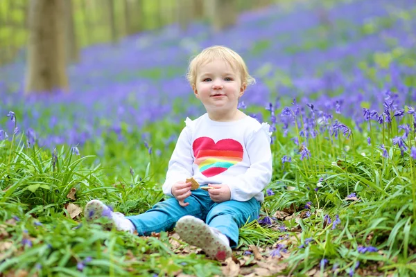 Toddler kızın rahatlatıcı bahar orman — Stok fotoğraf