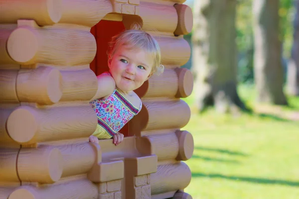 Cute toddler girl playing in playhouse — Stock Photo, Image