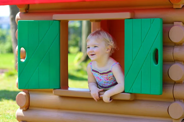 Menina bonito da criança jogando em playhouse — Fotografia de Stock