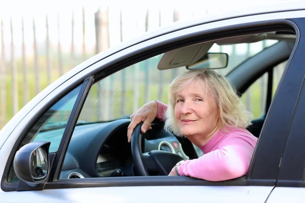 Glada friska äldre kvinna kör moderna bil — Stockfoto