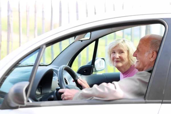 Glückliches Senioren-Paar fährt modernes Auto auf Urlaubsreise — Stockfoto