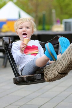 mutlu küçük kız açık havada parkta dondurma keyfi