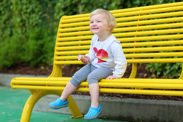 Happy little girl enjoying ice cream outdoors in the park — Stock Photo, Image