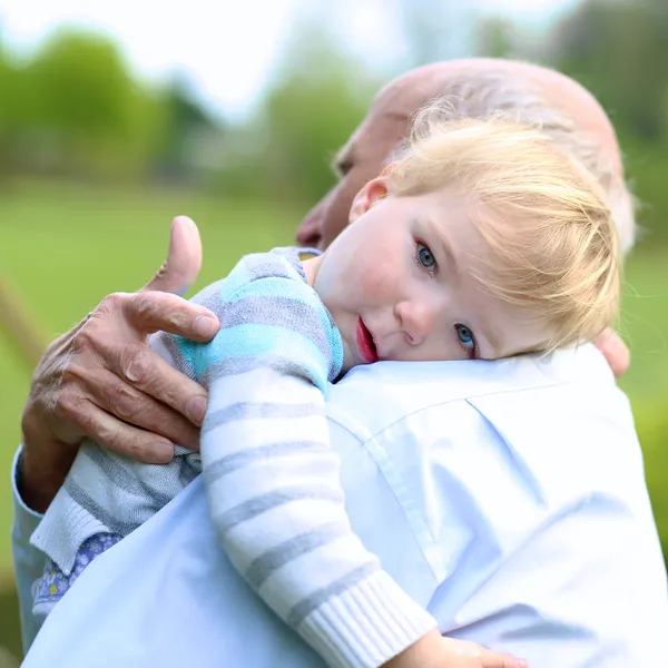 Child on the shoulder of her grandparents — Stock Photo, Image