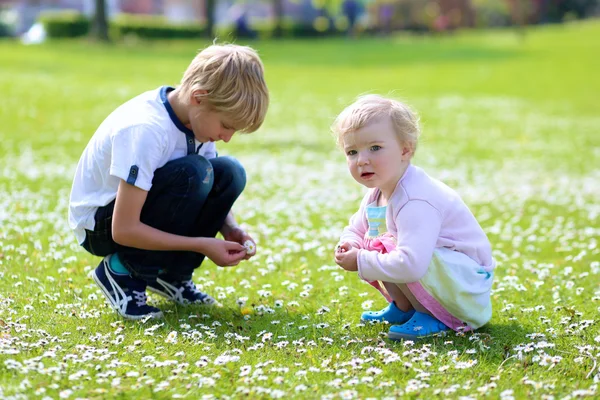 Garçon avec sa sœur un jour de printemps ensoleillé — Photo