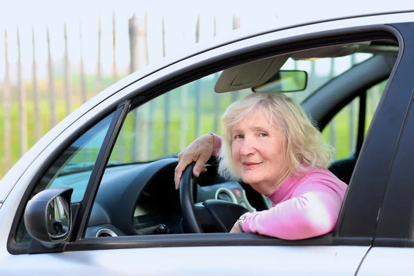 Seniorin fährt Auto — Stockfoto