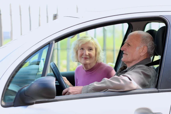 Coppia di anziani guida auto — Foto Stock