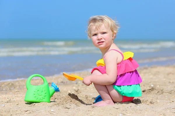 建造沙堡热带海滩上的小女孩 — 图库照片