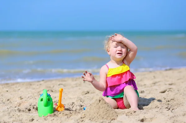 Petite fille construire des châteaux de sable sur la plage tropicale — Photo