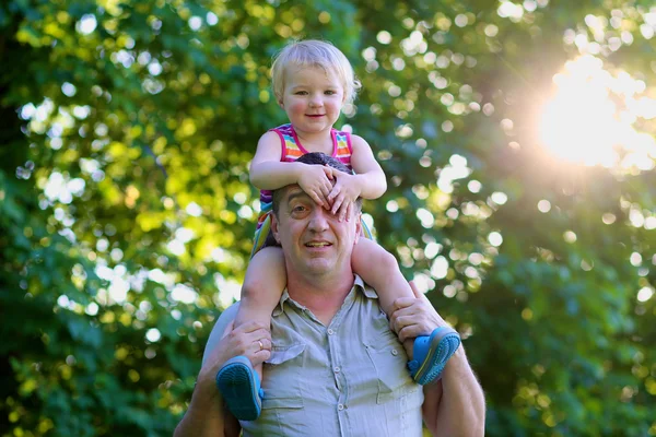 快乐的父亲抱着他的小女儿 — 图库照片